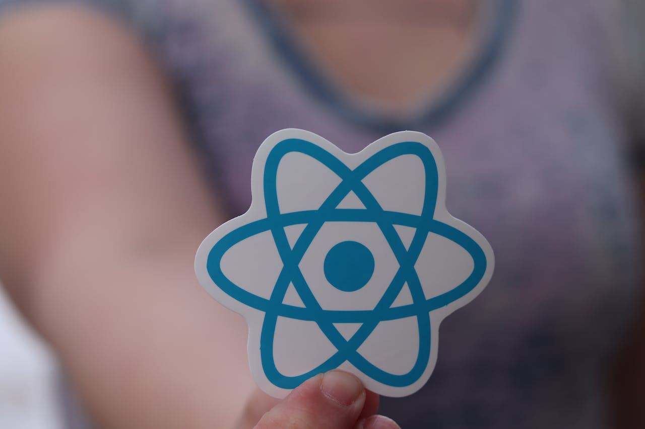 What is React, how is it used, and how does React work?